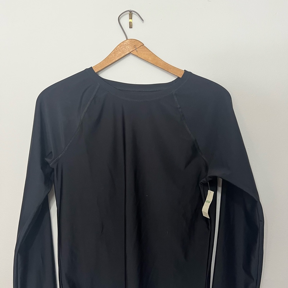 Black Long-Sleeve Crewneck Women's rash guard